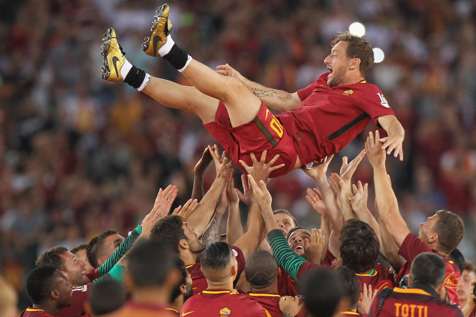 Para punggawa AS Roma mengangkat Totti